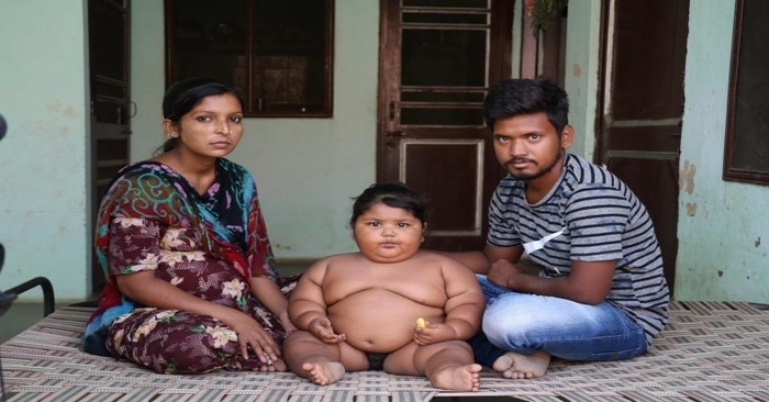  The little girl is considered the champion in her weight: this child weighs more than all her peers