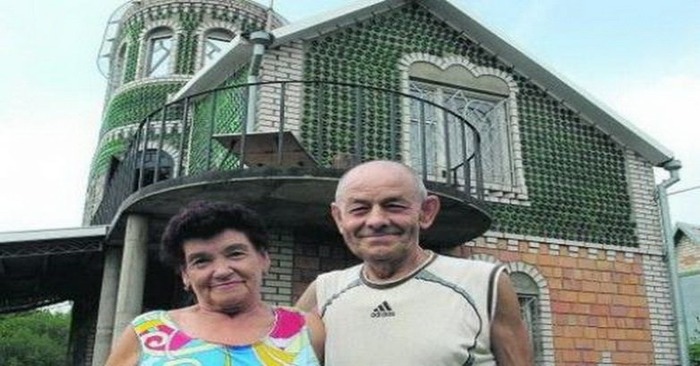  A unique idea made a simple villager famous: this man decided to build a house from ordinary glass bottles