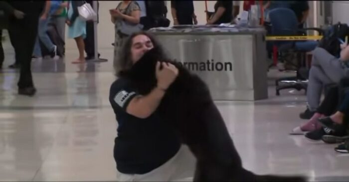  The meeting of this man and his old friend at the airport touched the people there very much