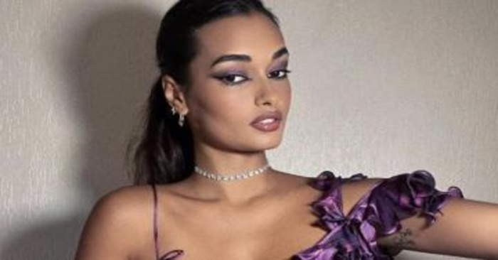  Beautiful Brazilian model Gizele Oliveira showed how to wear the main color of 2022