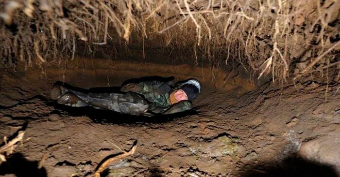 This man decided to take a chance: he went into a dangerous bear den to see what it looks like inside