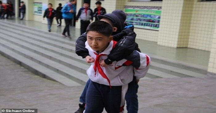  Touching scene: 12-year-old boy has been carrying a disabled friend on his back for 6 years in a row