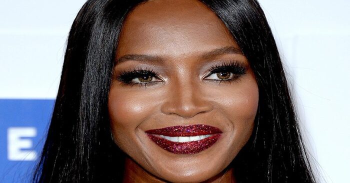  Almost everything is visible: Naomi Campbell showed off a luxurious dress in Cannes