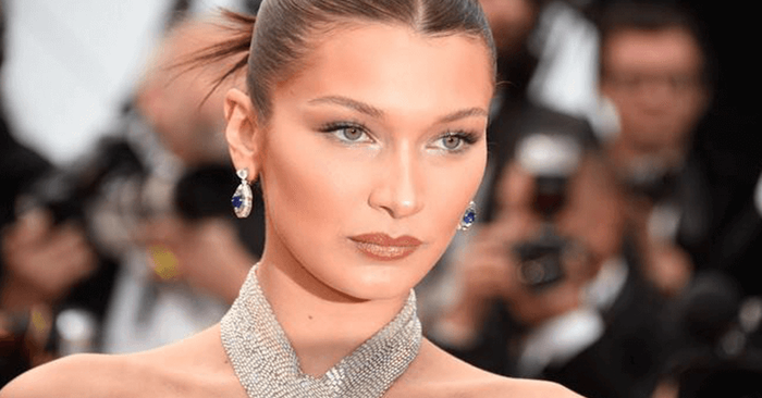  Dropped everything: 24-year-old Hadid flashed charms on a walk and it turned out to be superfluous