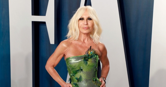  The world-famous fashion designer Versace surprised everyone with her strange appearance