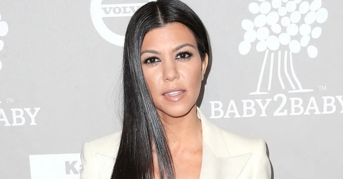  Here are some extra pounds, flabby legs: Kourtney Kardashian filmed by the paparazzi from the side