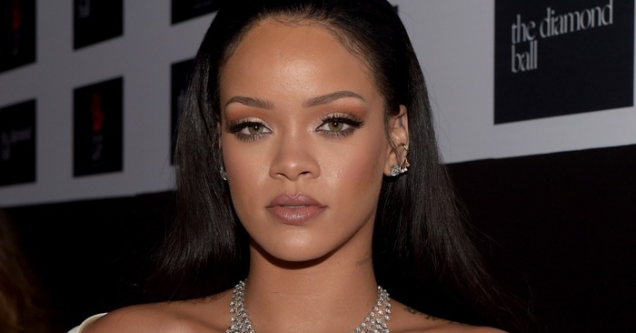 The appearance of the pregnant singer Rihanna immediately caused surprise among fans