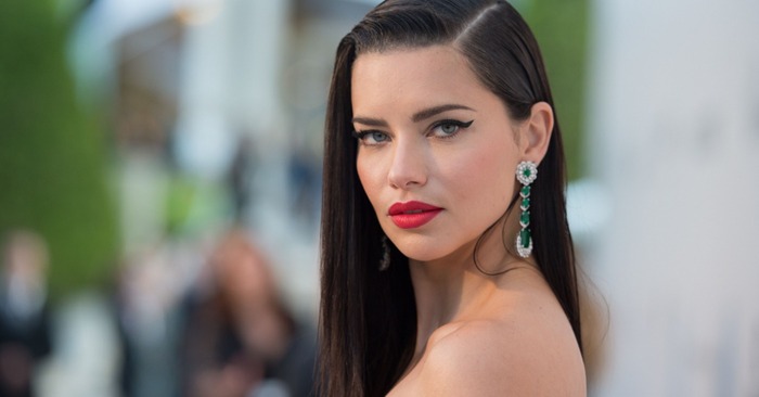  Very young, beautiful and without a bra: here is the first exit of Adriana Lima on the podium