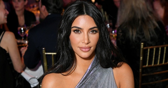  Beautiful Kim Kardashian: in a strapless outfit, Kim amazed everyone by showing off her figure