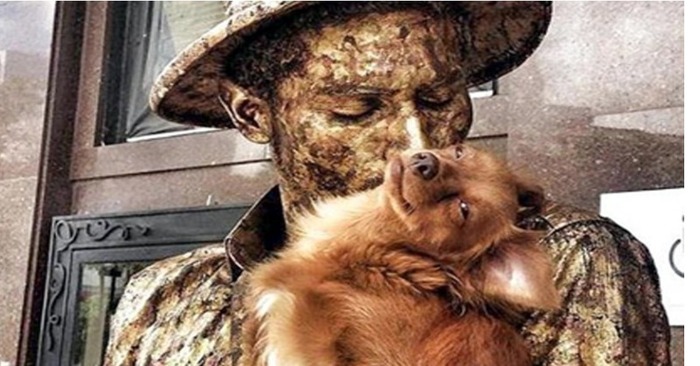  What an interesting dog: this cute doggy plays the role of a “living statue” with his owner