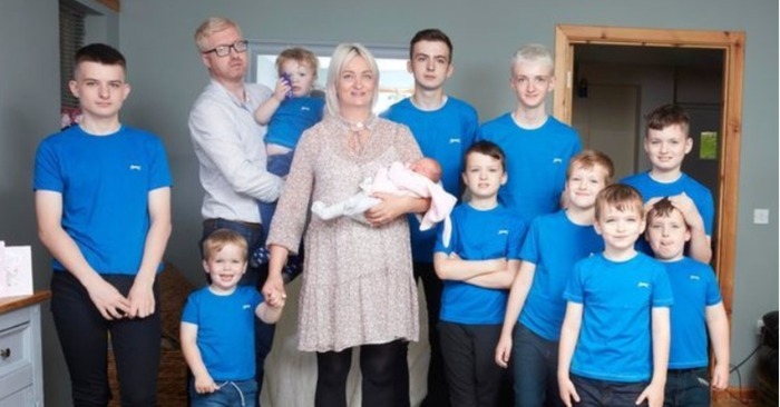  It was a real happiness for the family: in this family with 10 boys, a cute girl was finally born