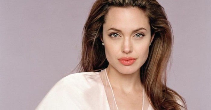  Unreal beauty: actress Jolie appeared in a top and without a bra, she conquered everyone with her waist