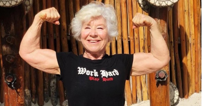  Super woman: this 74-year-old fitness model has taken the internet by storm with her photo from the sea