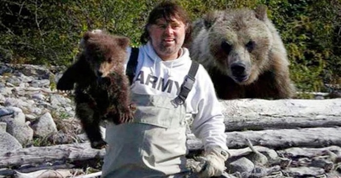  Cute story: a fisherman saved a bear cub and the next day a bear came to him with a gift
