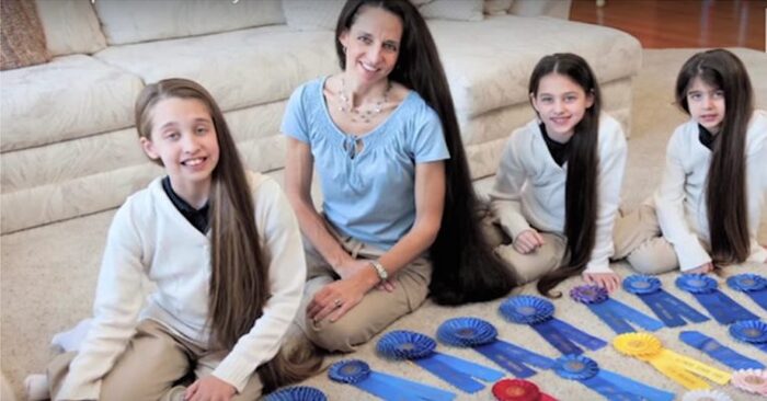  This is great: mom and her daughters never cut their hair and go to the hairdresser for the first time