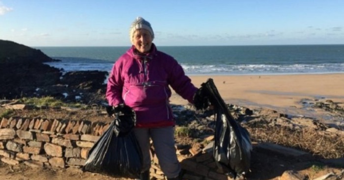  This is a great act: an elderly woman alone cleaned 52 beaches and here is an interesting reason