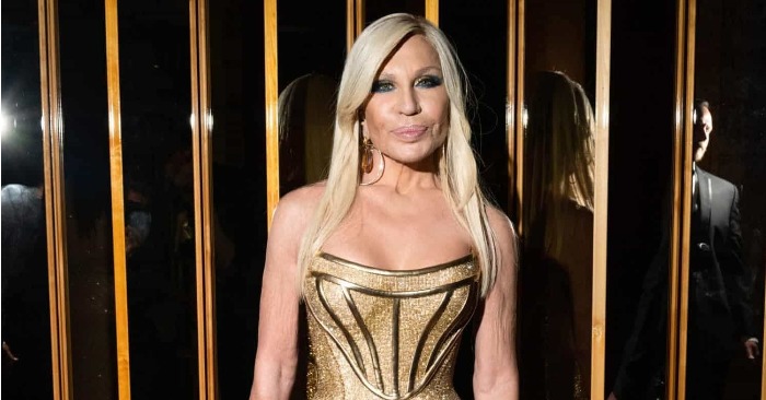  «She really looks like an old grandmother»: 67-year-old Versace in mini surprised Internet users