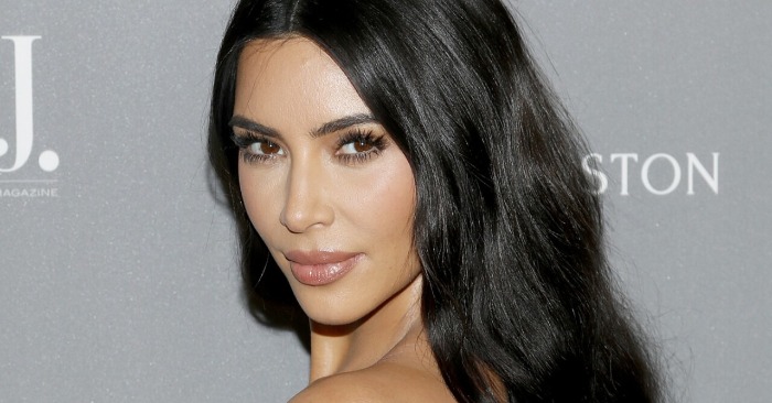  «Impossible to pass by such a hottie»: Kardashian’s seductive look in a revealing outfit and «kissing» lips caused a stir