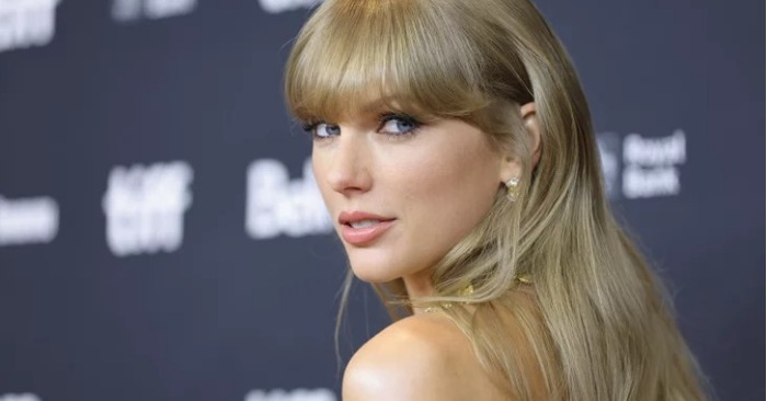  «She seems to have forgotten the bra»: beautiful Taylor Swift surprised at the award ceremony