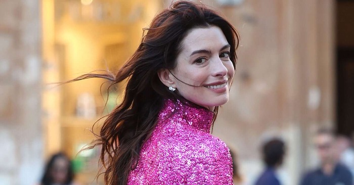  «This was a real surprise»: Anne Hathaway showed a frank selfie which she did in bed