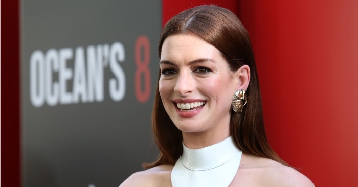 Anne Hathaway Stuns in Iconic 90s-Inspired Look at Met Gala 2023