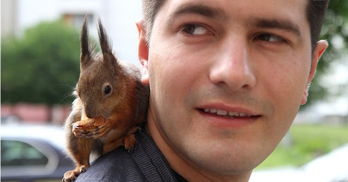  The Heartwarming Story of a Soldier and His Squirrel: A Friendship That Brings Joy to Passengers