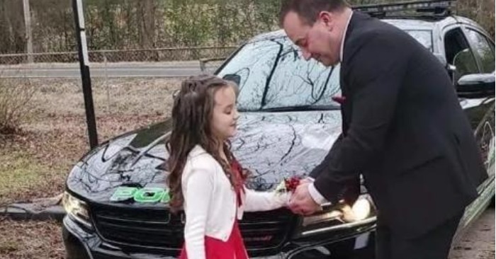  «The world is not without good people»: The kind act of this policeman giving a little girl a hand was praised by everyone