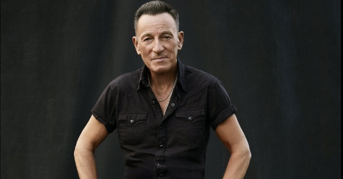  Springsteen’s Onstage Slip Leaves Fans Breathless, But He Keeps the Music Playing
