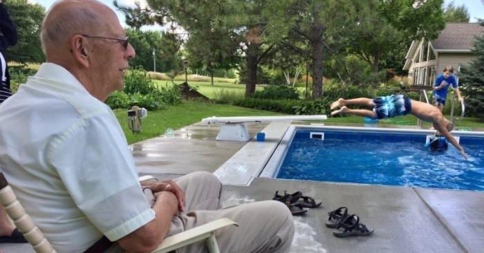  «Reason for his decision moves to tears»: this old man decided to build a pool for the neighbors