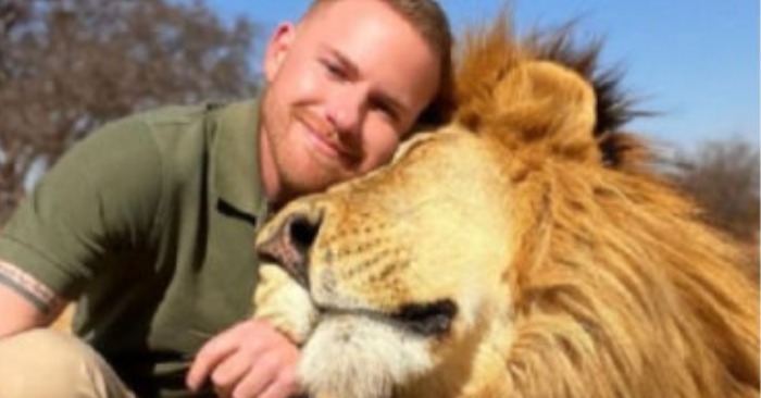  A Heartwarming Friendship: Man and Lion Spend Unforgettable Days Together!