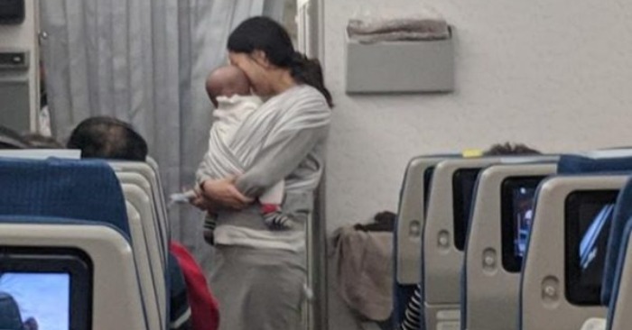  Spread of Joy: Mother’s Act of Kindness on Plane Wins Hearts of Passengers