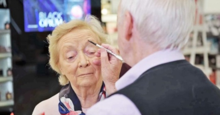  «Real story of beautiful love»: the wife of an old man cannot see and he learned how to do her makeup