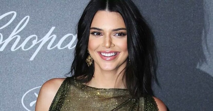  «Posed for cameras without shame»: Kendall Jenner appears in public in a revealing dress