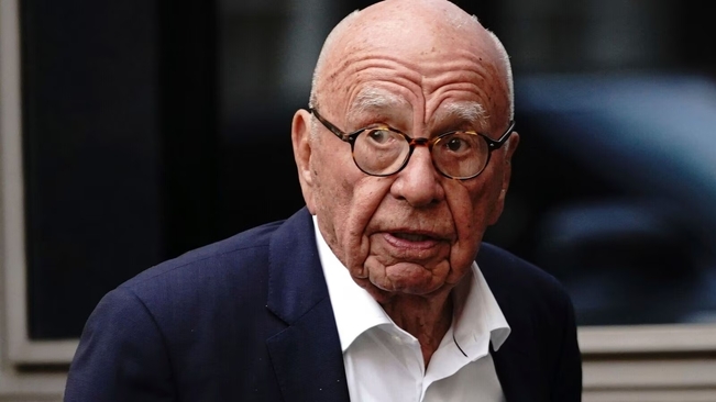  «What did she find in this grandpa?»: paparazzi accidentally caught 92-year-old Rupert Murdoch with his lover