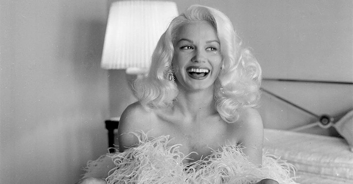  «Still no plans to age in her 90s!»: Mamie Van Doren drove the fans crazy with her provocative photo shoot