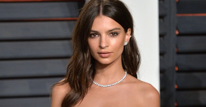  «Unbuttoned blouse and no bra»: recent selfie of Emily Ratajkowski attracted the attention of fans to the bust