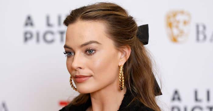  «Bare breasts but floor-length dress»: Margot Robbie showed her figure in fitting dress and stole millions of hearts