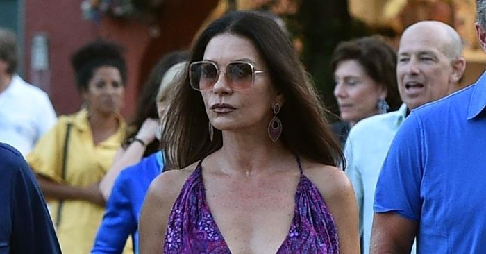  «She ages like fine wine!»: Zeta-Jones’ photo shoot in a swimsuit with a deep neckline caused a stir