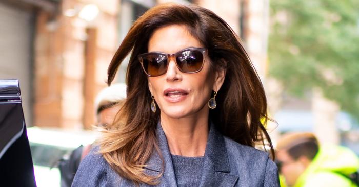Only Shoes And Jeweled Bra The Naked Body Of 55 Year Old Cindy Crawford Caused A Sensation