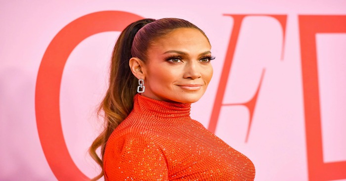  «What a shame on the red carpet!»: Photographers filmed Lopez the moment her top barely covered her breasts