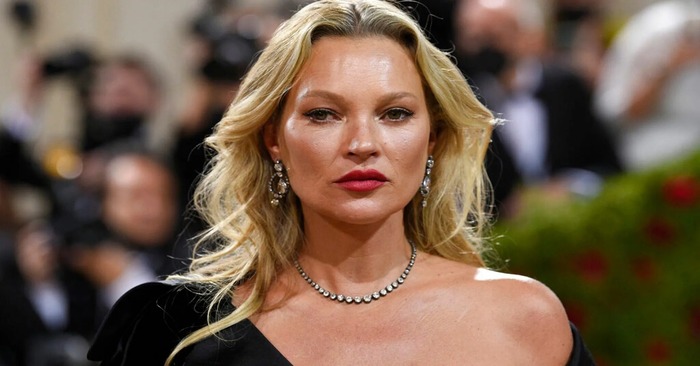  «With caries and holding a cigarette in her hand!»: The scandalous photos of Kate Moss made a splash