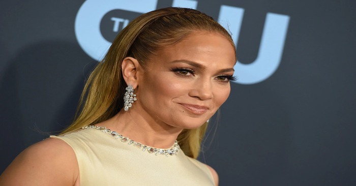 «How did Affleck let her go out in this?»: All eyes on the red carpet were on Jennifer Lopez’s half-naked body