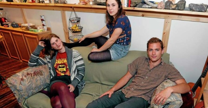  «Sofa full of surprises» Students bought an old sofa without knowing what they were about to find in it