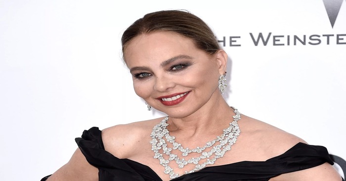  «Beautiful Lisa is 67!»: Ornella Muti’s fans even double-checked her age after she showed a perfect stretch