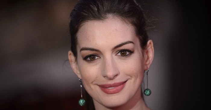  «It’s a clown or Hollywood star?» The jumpsuit worn by Anne Hathaway caused mixed reactions