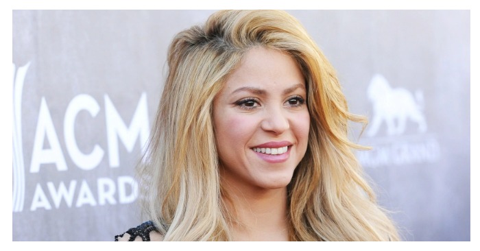  «Only a blind man could cheat on her!»  Shakira modeled a purple fringe bikini and showcased her dream figure