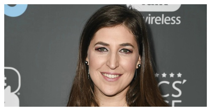  «Behind the girl in cardigans and thick glasses!» Mayim Bialik gets candid about her beauty standards