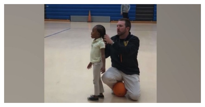  «Not all heroes wear caps!» What this coach did during kids’ basketball game melted everyone’s heart