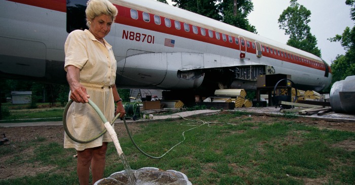  Instead of an apartment, this woman bought an old plane and transformed it beyond recognition