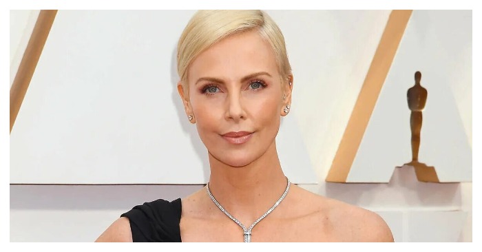  «In a pearl top with no bra!»  The provocative image of Charlize Theron for public appearance sparked reaction